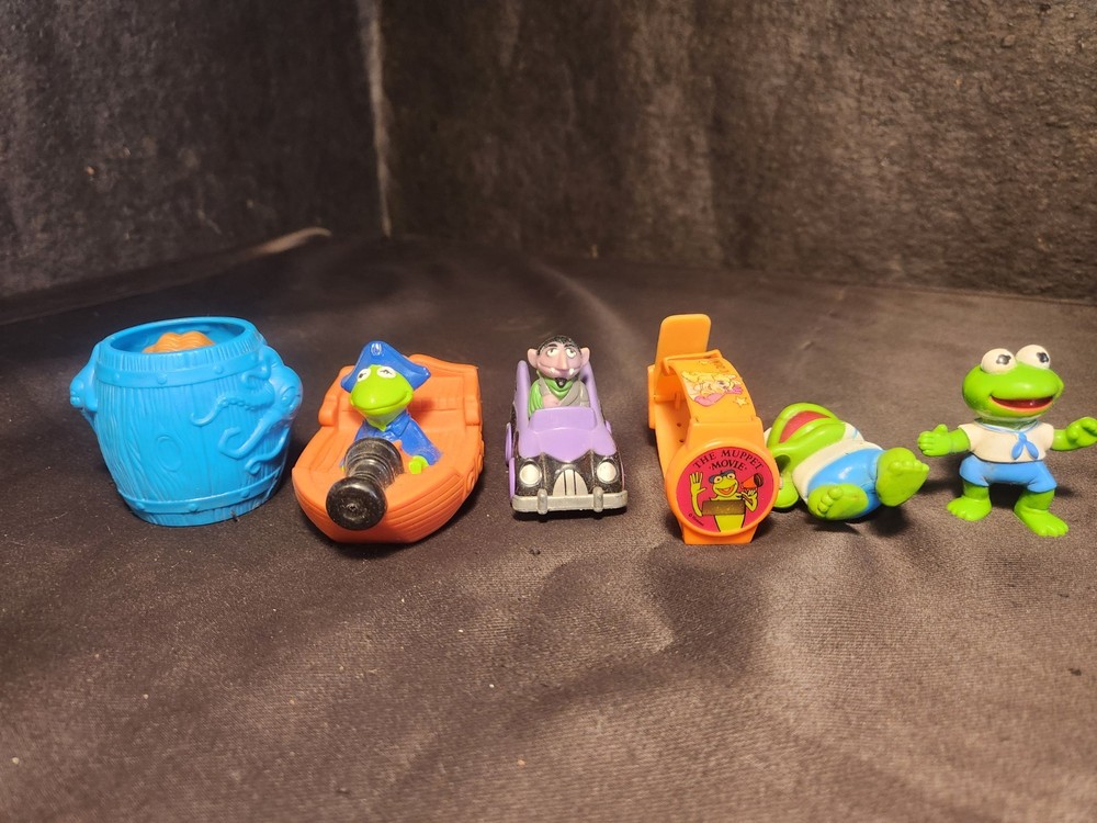 VINTAGE LOT OF 6 – Muppets Toys – Kermit Figures / Watch / Water Toy / Count Car