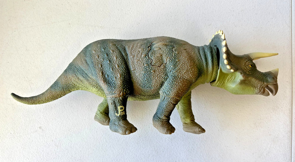 VINTAGE Kenner Jurassic Park JP08 Dino Damage Triceratops with Wound Cover 1993