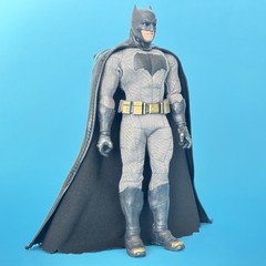 Mezco One:12 Collective Batman v Superman Batman Figure Wired Cape BvS 1:12