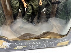 2000 The Ultimate Solder CP33669 Vietman Veterans Memorial Figure Se