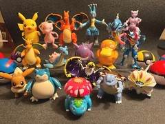 Pokeball with Transforming Pokemon – 17 Styles Available