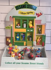 Vintage 1986 Applause Sesame Street PVC Figure Display With 21 Figures. Rare.