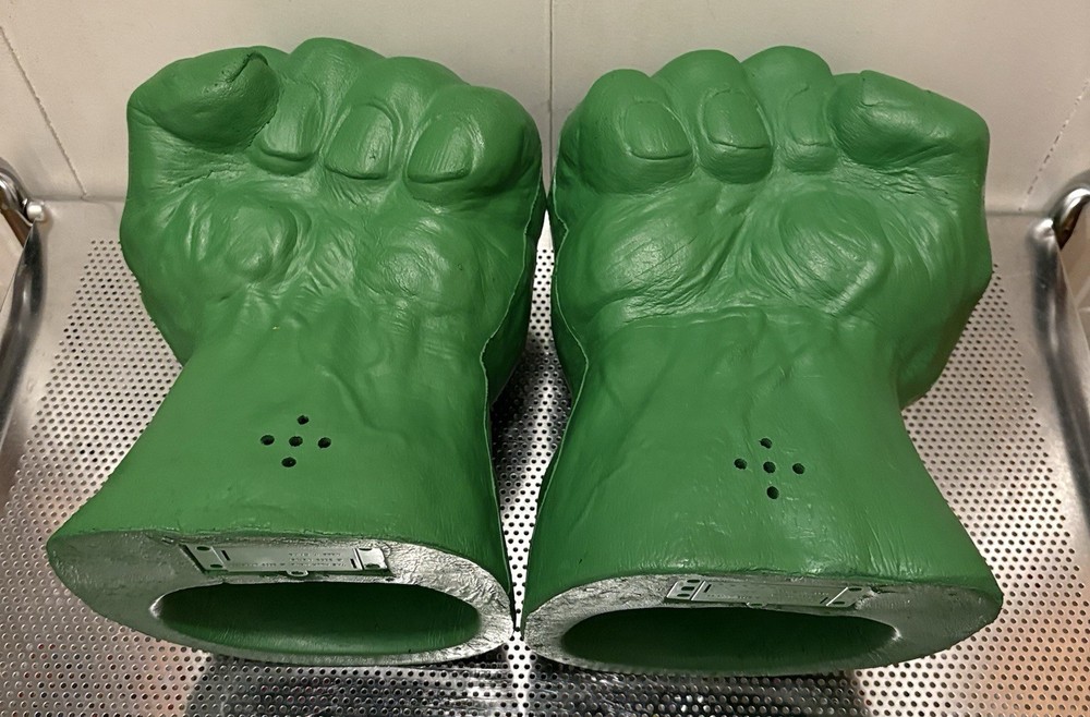 MARVEL 2003 Incredible Hulk Foam Smash Fist Hands Pair Gloves W/ Sound WORKING!