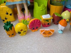 Shopkins Smoothie Truck with Figures and Shoppie Donatina World Vacation Doll