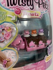 Twisty Petz Treatz Series 4 Swiss Roll Kittens Bracelet. Ages 4 and up.