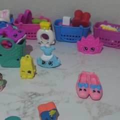 SHOPKINS Lot of 90 Characters Mixed Seasons + 6 Totes 2 Sizes
