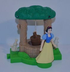 RARE 2001 Snow White 3″ Action Figure & 5″ Wishing Well McDonald’s EUROPE Disney