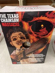 Leatherface The Texas Chainsaw Massacre Mezco MDS Mega Scale 15inch