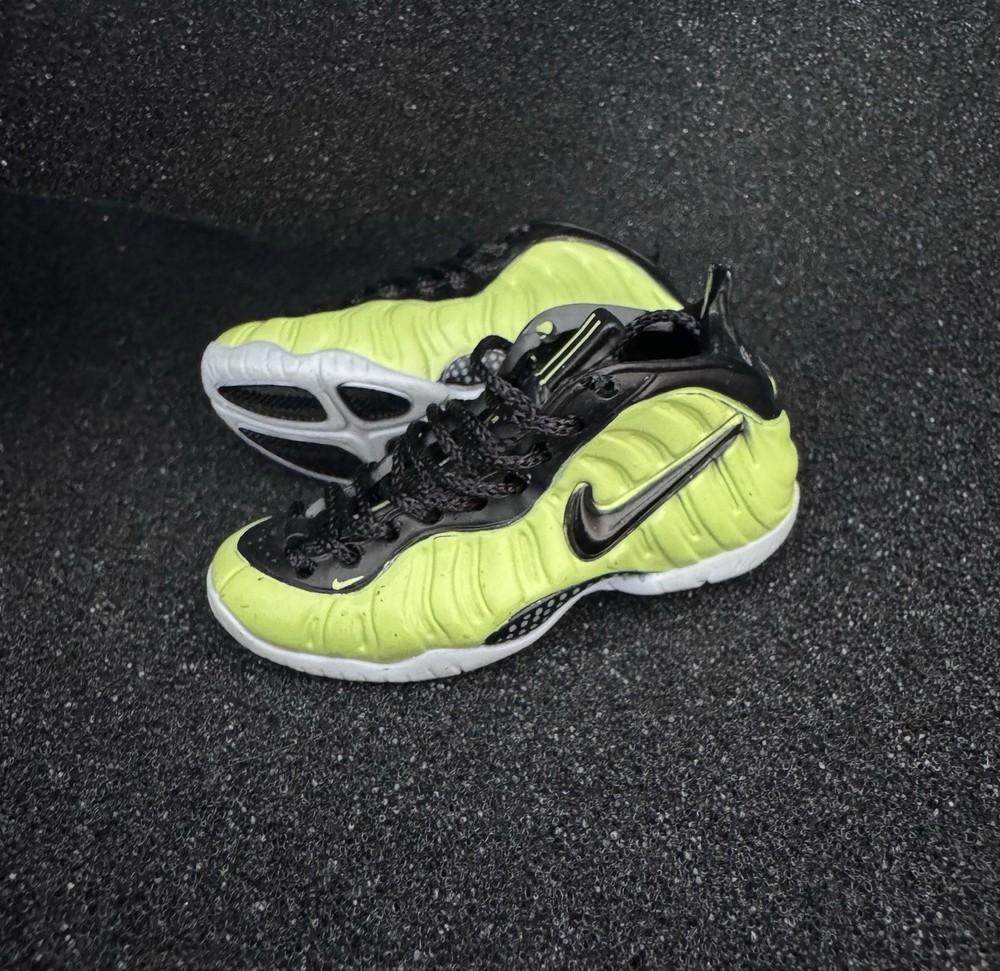 Nike Air Foamposite Electric Green 1/6 Scale