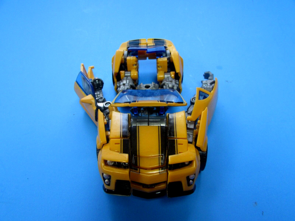 TRANSFORMER BUMBLEBEE 5″ 1/2 INCH – – VERY GOOD