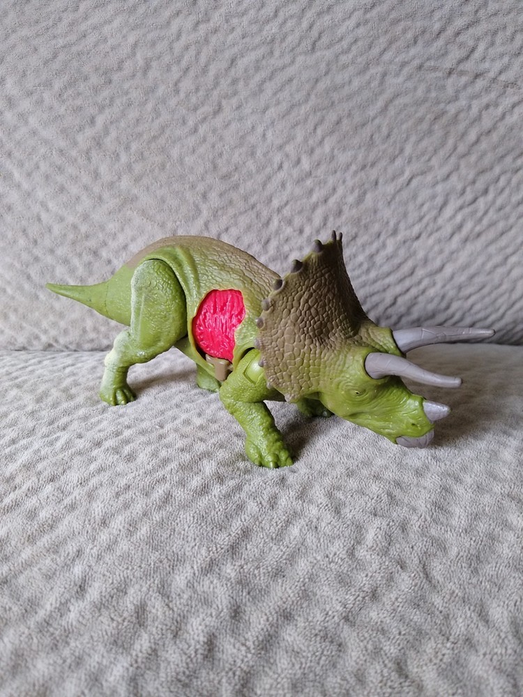 Jurassic Park World BATTLE DAMAGE TRICERATOPS Dinosaur Action Figure 2017