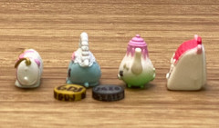 Shopkins 8-Piece Miniatures Collection with 5″ Fabric Zip Bag -GDJ-A-1263