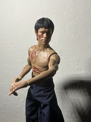 BRUCE LEE 1:6 ENTER THE DRAGON/GAME OF DEATH BOXED SET OF 2 +XTRA HANDS & STANDS