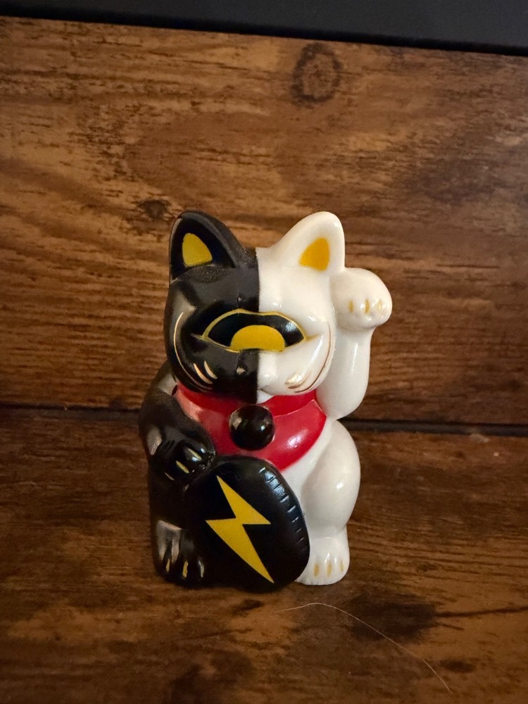 Real Head Kaiju One-eyed Lucky Cat Sitting Black White Figure SOFUBI H6CM/2.4in