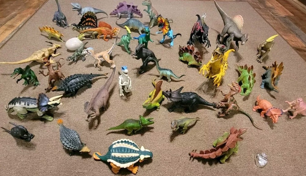 Lot of Vintage JP Action Figures Kenner Brands & More Dinosaurs Lot Mixed