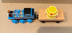 WORKING Thomas Wooden Railway Happy Birthday Thomas & Cake Cargo Car Y4501