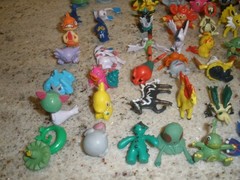 HUGE LOT OF 70+ MINI POKEMON FIGURES 1″ (SU45)