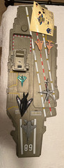 1998 REDBOX 65 AIRCRAFT CARRIER 31″ LONG WITH 6 planes
