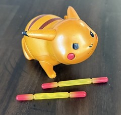 POKEMON SHINY MASTER QUEST PIKACHU FIGURE W/DUAL ATTACK BOLTS HASBRO *RARE* 2002