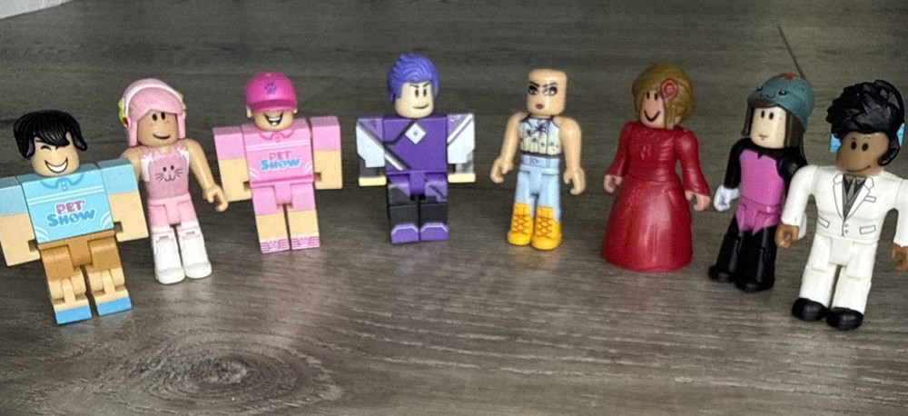 R0BL0X Toys Action Figures Lot Of 8 Figure Pack w/ Accessories NO CODES