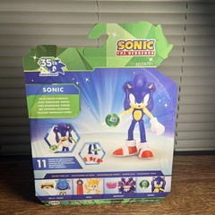 Sonic the Hedgehog 35th Anniversary Sonic 4in Figure w/ Green Emerald In Stock