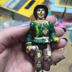 Wizard of Oz Scare Crow Plastic Action Figure Green Brown Beige Yellow Vintage