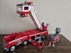 Paw Patrol Ultimate Rescue Fire Truck Ladder Lights Sound Marshall & Water Darts