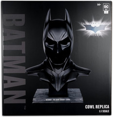 – DC Direct Batman: the Dark Knight (2008) Cowl Replica 1:1 Scale