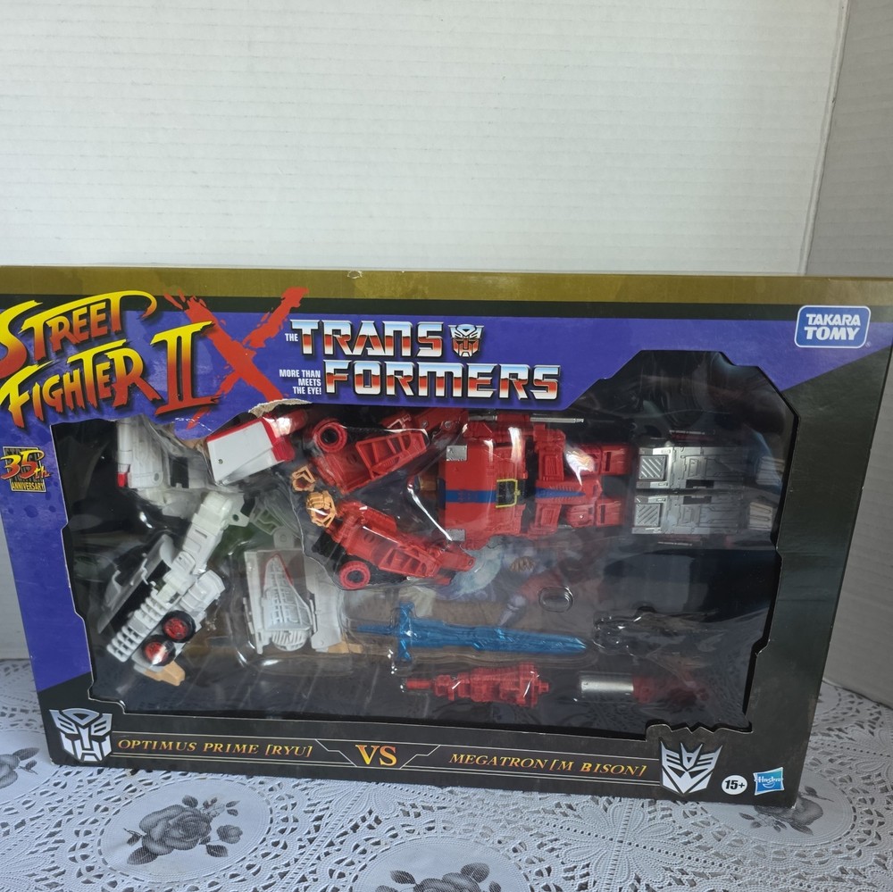 TRANSFORMERS X STREET FIGHTER II OPTIMUS PRIME RYU VS. MEGATRON M. BISON TAKARA