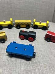 Lot of 8 Wooden Railway Train Cars Magnets Non Branded Compatible Brio / Thomas