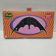 NECA Batman (1966 Classic TV Show Series) Replica – BATMAN Batarang Adam West