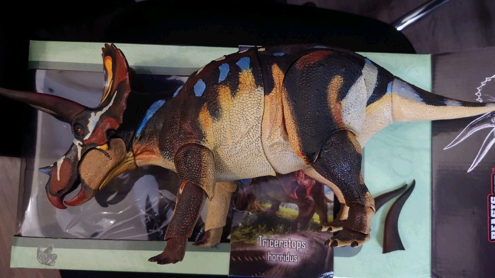 1/18th Scale Beasts Of The Mesozoic Triceratops Horridus Adult