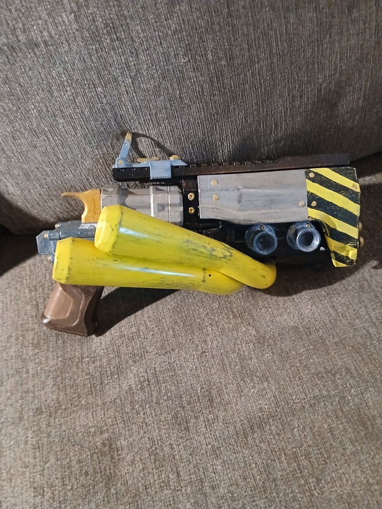 Custom Made Boderlands Duke Gun Non-Firing. Great Display Or Cosplay.