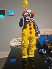 NECA It (1990) – Pennywise (Clothed) Action Figure