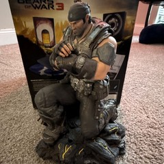 Xbox 360 Gears of War 3 Epic Edition Figure w/ Art & Design of Gears of War Book