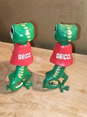 Toy Lot of 2 Geico Gecko Advertising Dolls With Capes Vinyl Figurines 4″ Tall