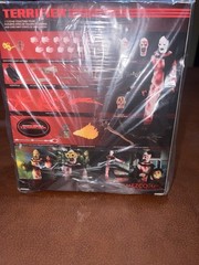 Mezco Terrifier: Art the Clown – Deluxe Edition Figure