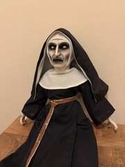 Mezco Toyz: The Conjuring Universe – The Nun 18-Inch Deluxe Doll Figure