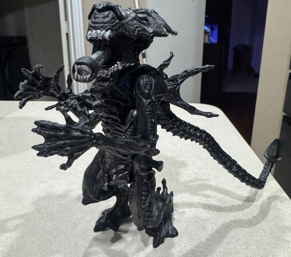 1992 Kenner Aliens Queen Alien 6″Vintage Action Figure