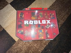 Roblox Figures Lot of 20+ Assorted in Carrying Case – No Codes