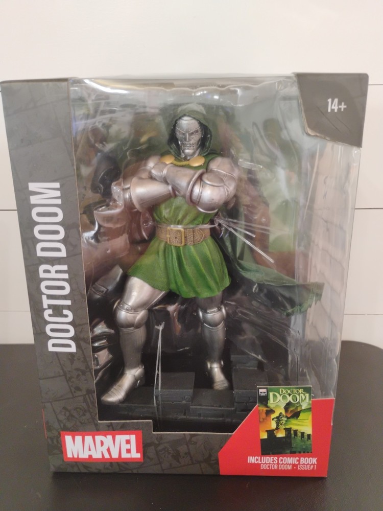 McFarlane Toys Marvel Doctor Doom Posed Figure with Scene & Comic Book PLS READ