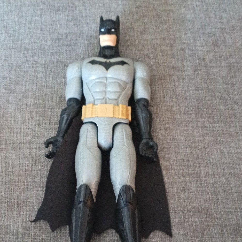 Mattel DC Comics Batman Action Figure Plastic Gray/Black/Yellow w/ Cape 2018