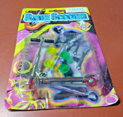 Finger Skate Scooter Die Cast Metal Toy Used/Plastic Bubble Separating From Card