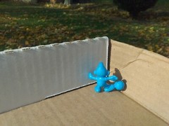 RARE OFFICIAL 1983 PEYO BLUE SMURF WITH SOCCER BALL MINI MICRO FIGURE TOY