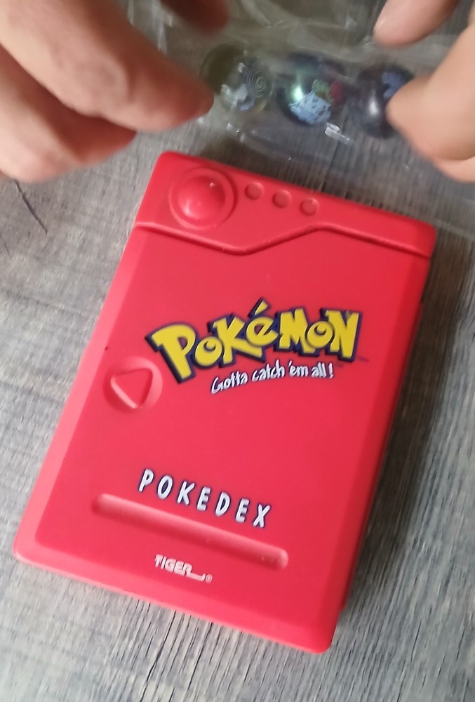 1999 tiger pokedex (works) and 3 lot pokemon marbles oddish,poliwhirl,ivysaur