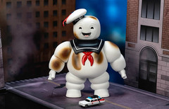 Ghostbusters Nano Scene w/ 1.65″ Ecto-1 and 6″ Stay Puft Marshmallow Man Diorama