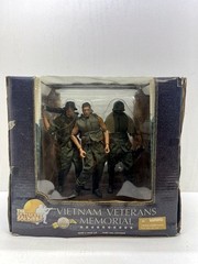 2000 The Ultimate Solder CP33669 Vietman Veterans Memorial Figure Se