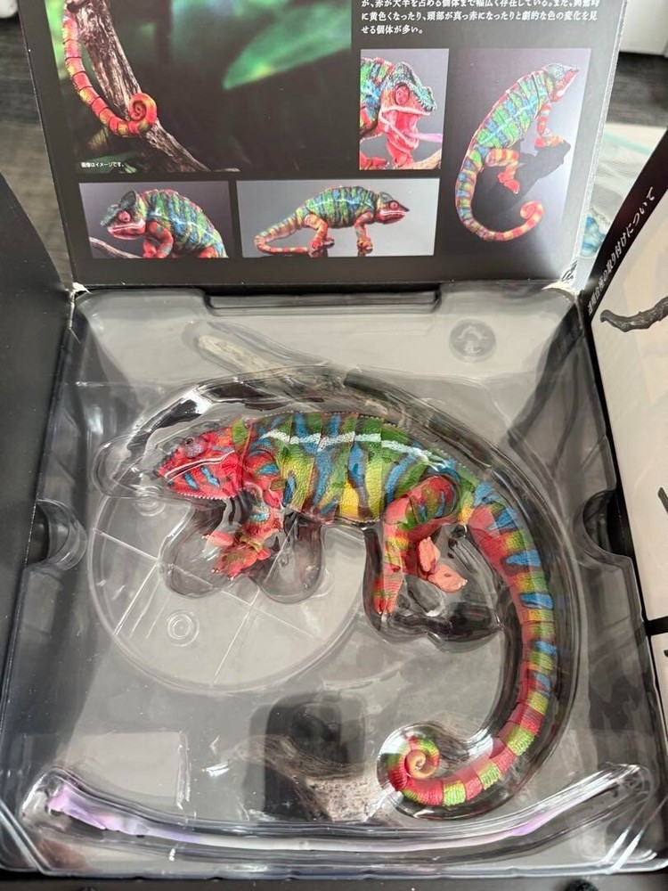 BANDAI Living Creatures Encyclopedia Premium Panther Chameleon FG Ambilobe Green