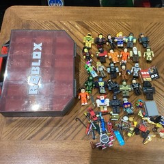 Roblox‎ Mixed Figures Lot Of 26 , Carrying Case And Accessories USED RARE OEM