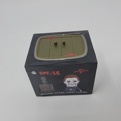 Smols Horror Classics Series 2 Figure & Crate Stand – Bloody Michael Myers